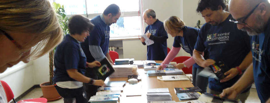 Alcuni volontari preparano i welcome pack